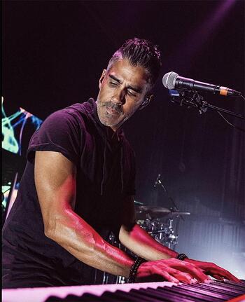 Elvio Fernandes '94 playing keyboard on stage