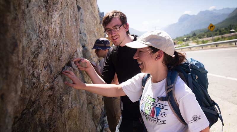 Students examine an outgroup on a geology field trip Chile