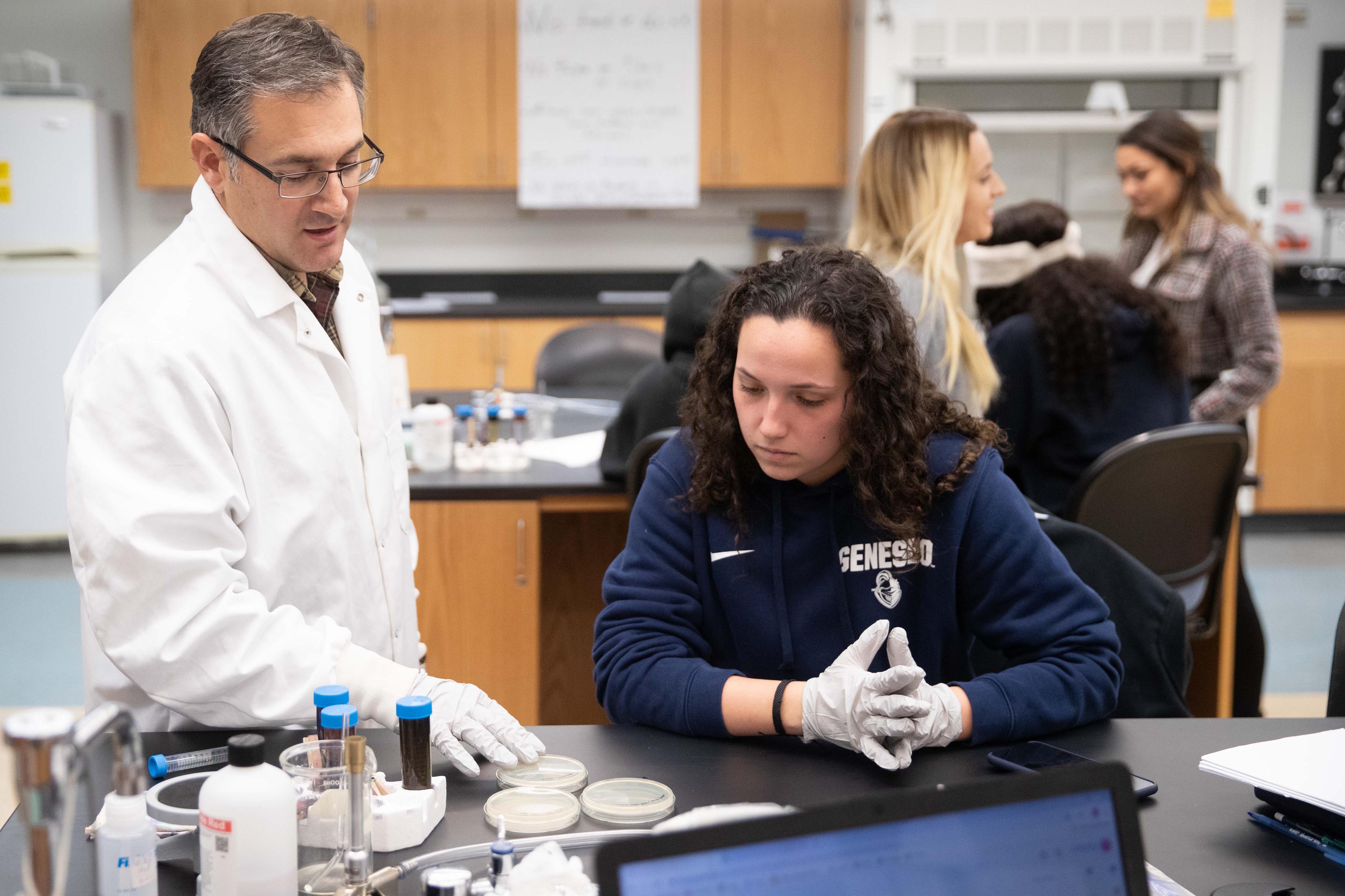 Professor Kevin Militello with biology lab student (SUNY Geneseo/Keith Walters &#039;11)