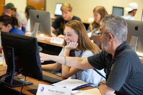 faculty member helping student register for classes