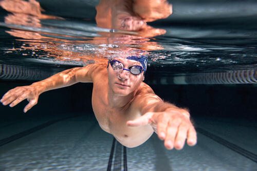 Ben Ludlow swimming underwater