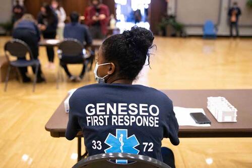 Geneseo First Response member Abigail Duvivier ’20 assisting at the weekly pooled testing on campus.