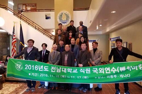 Delegation from Chonnam National University on campus