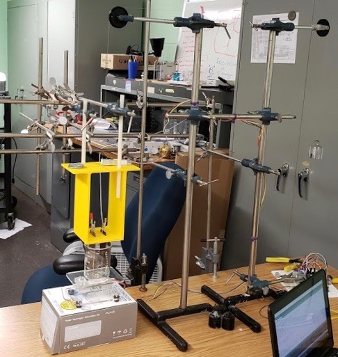 System for lifting plates out of a battery.
