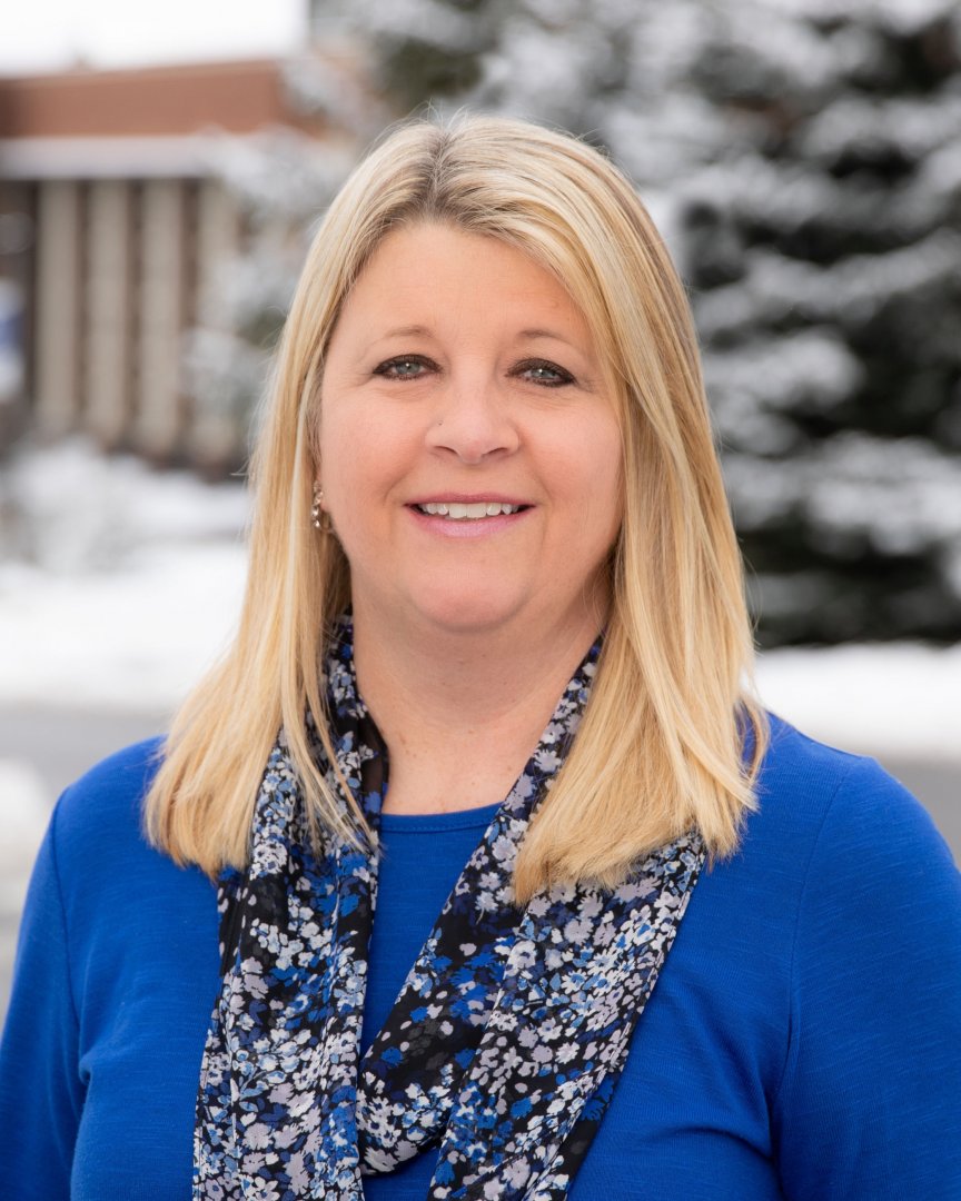 Portrait photo of Julie Oas