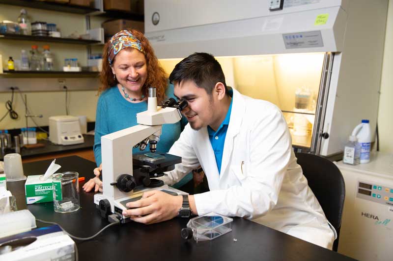 Jani-and-Nolberto-working-WEB Nolberto Jaramillo Jr. '21 and associate professor of biology Jani Lewis