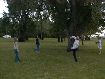 People tossing frisbee