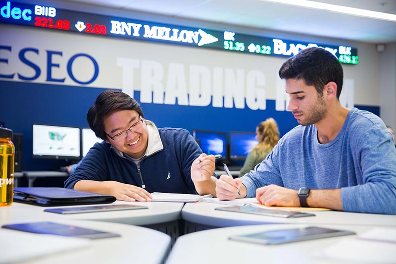 economics-geneseo-students-in-trading-room students in geneseo trading room