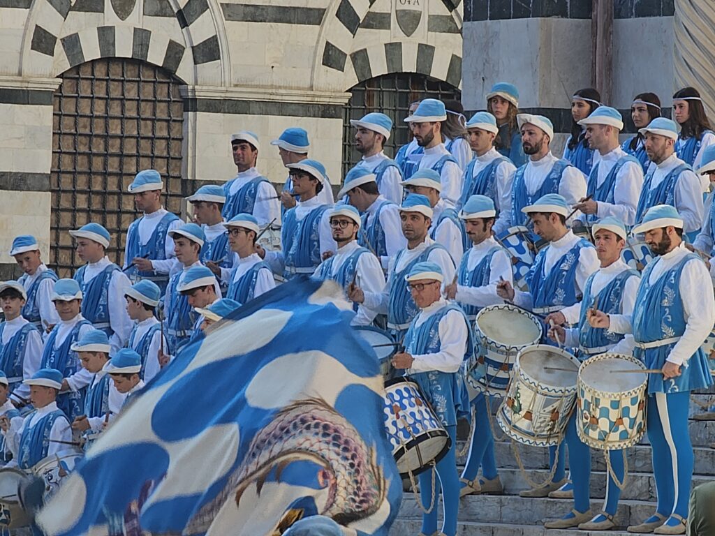 members of the Onda in blue and white on parade.