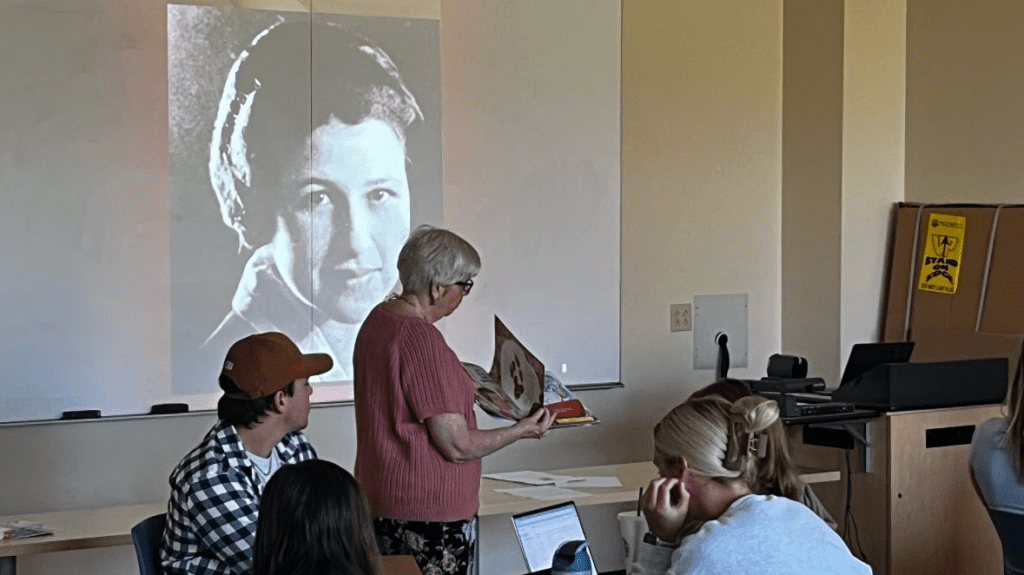 Teaching Preservice Teachers on Children's Books that Contain Primary Sources